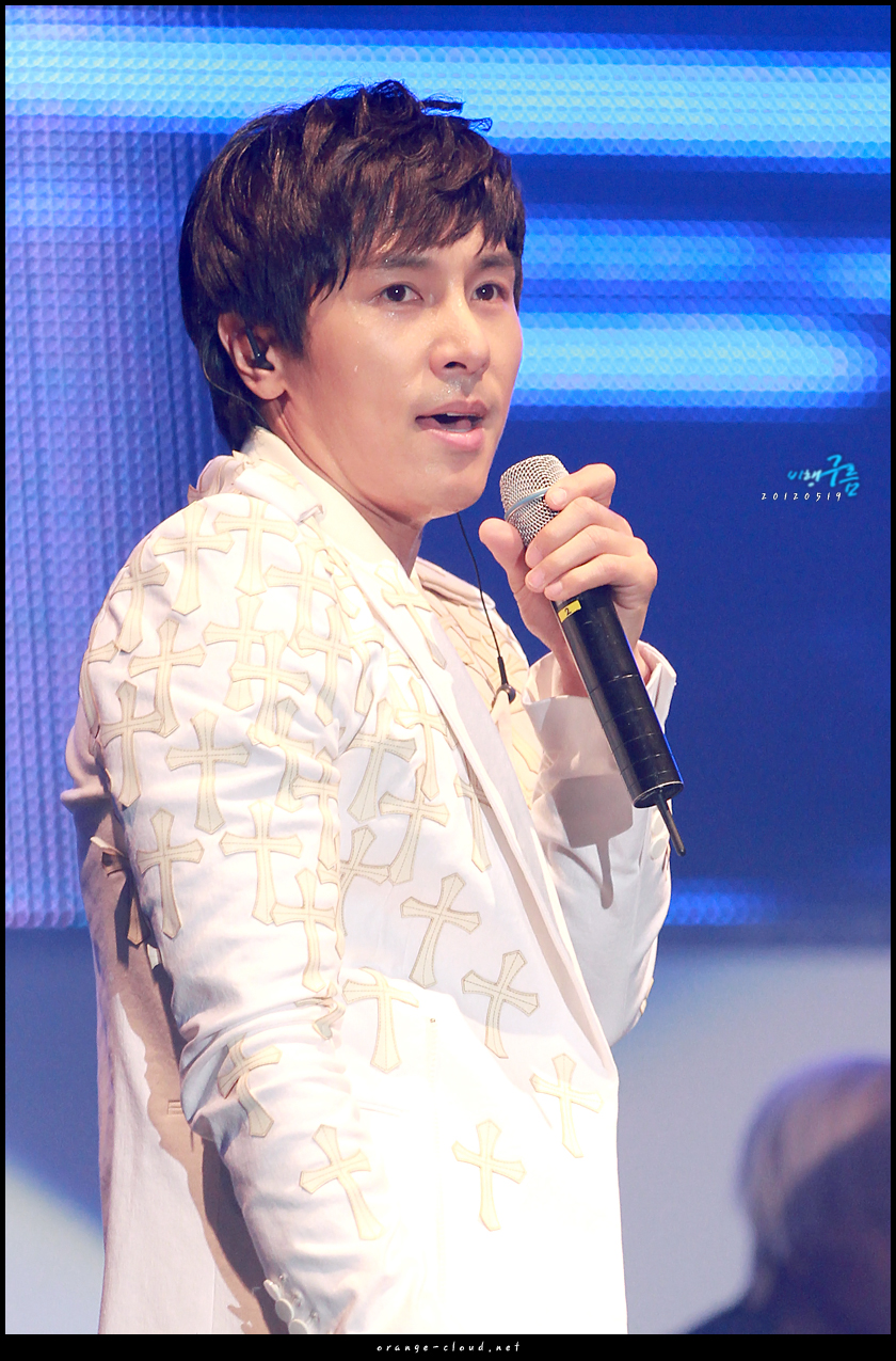 [20.5.12][Pics] Shinhwa @ Santaferuncert concert 120519_1_%2832%29
